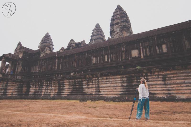 Missie outside walls of angkor wat